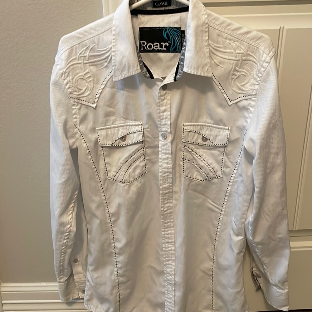 Roar Men’s White embroidered stitching design.